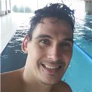 Doy clases de natacion para perfeccionar movimientos y mejorar la forma fisica y la resistencia
